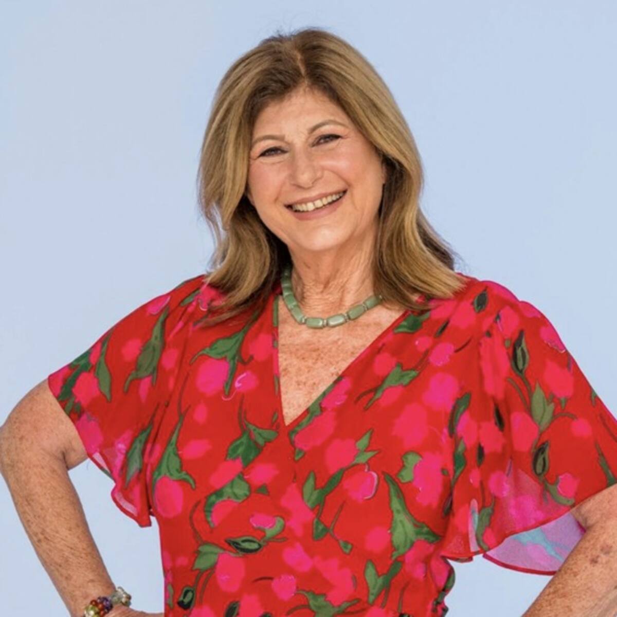 La historia de Tina Pemberton, la mujer de 70 años que usa apps de citas: estos son sus consejos