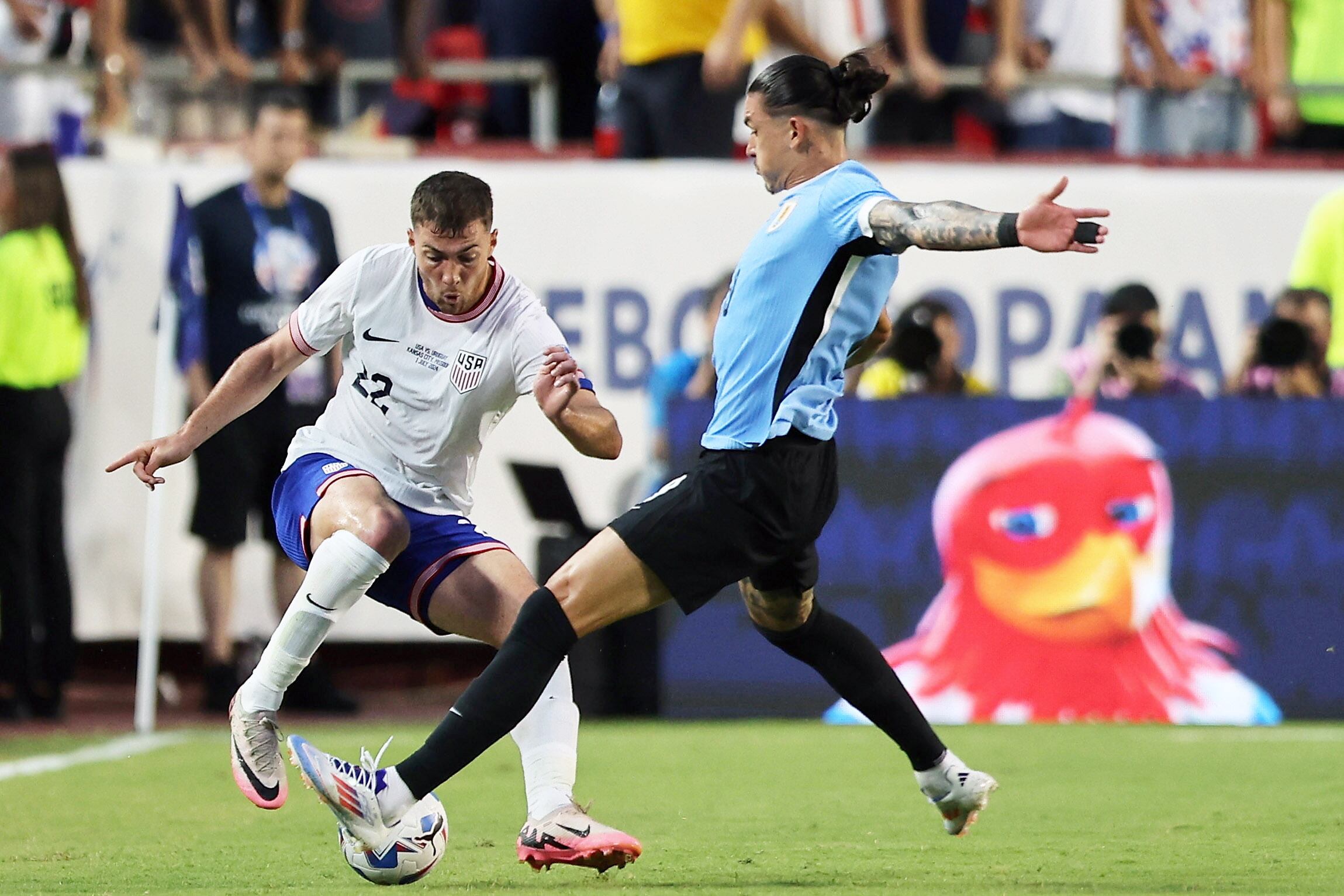 Kansas City (United States), 01/07/2024.- Joe Scally of the United States (L) and Uruguay's Darwin Nunez in action during a CONMEBOL Copa America group C soccer match in Kansas City, Missouri, USA, 01 July 2024. (Estados Unidos) EFE/EPA/WILLIAM PURNELL