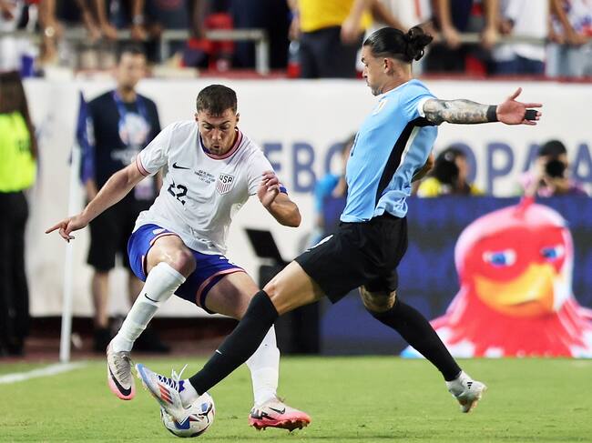 Kansas City (United States), 01/07/2024.- Joe Scally of the United States (L) and Uruguay's Darwin Nunez in action during a CONMEBOL Copa America group C soccer match in Kansas City, Missouri, USA, 01 July 2024. (Estados Unidos) EFE/EPA/WILLIAM PURNELL