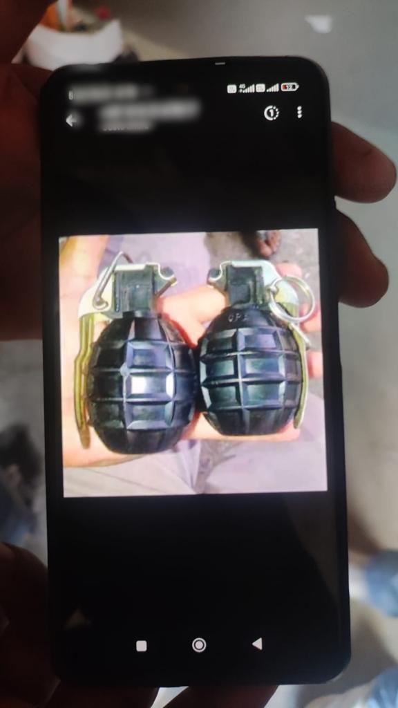 Los capturados enviaban fotos de armas para amenzar a sus extorsionados. 