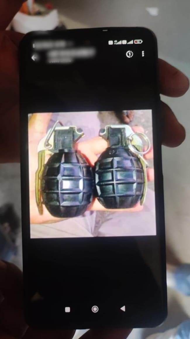 Los capturados enviaban fotos de armas para amenzar a sus extorsionados.