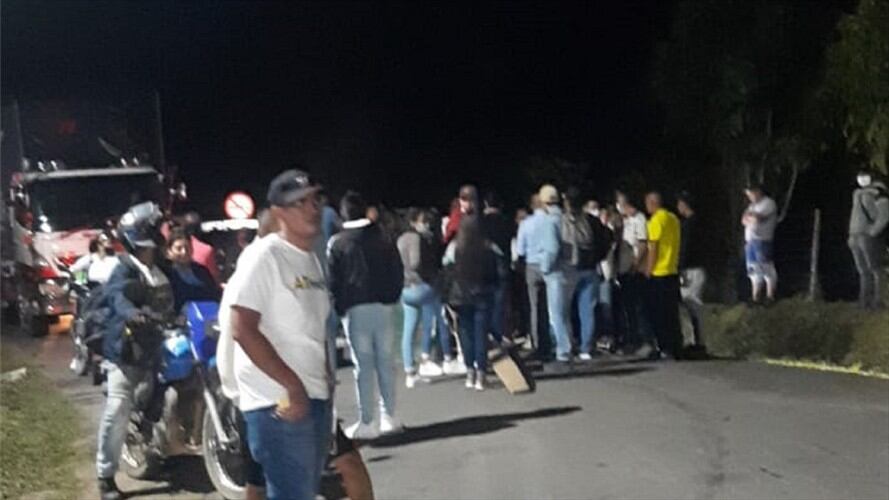 En Morales, los habitantes determinaron impedir el paso de vehículos asegurando que las calles se deterioran en el área urbana . Foto: Pedro Ceballos