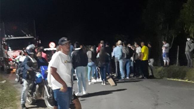 En Morales, los habitantes determinaron impedir el paso de vehículos asegurando que las calles se deterioran en el área urbana . Foto: Pedro Ceballos