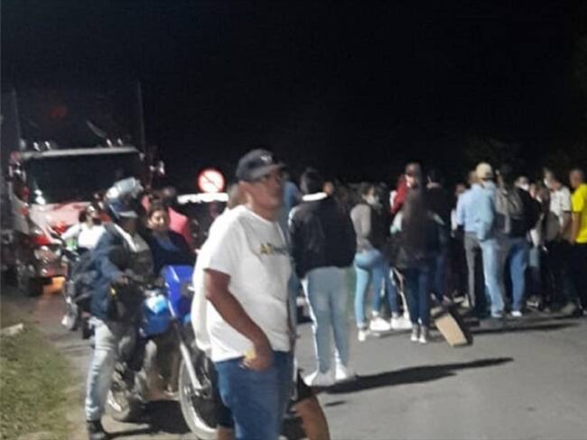 En Morales, los habitantes determinaron impedir el paso de vehículos asegurando que las calles se deterioran en el área urbana . Foto: Pedro Ceballos