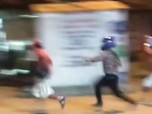 [Video] Violento enfrentamiento entre mototaxistas y la fuerza pública en Cali