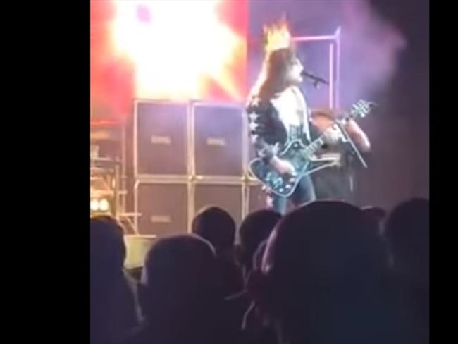El cabello del vocalista y guitarrista de la banda tributo a Kiss, Hairball se incendió en plena presentación.. Foto: Captura de Youtube