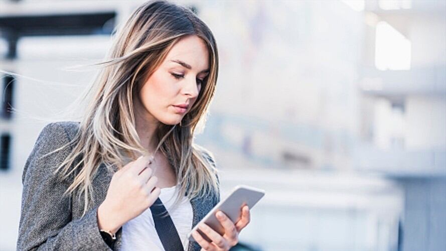 Imagen de referencia- Mujer observando su celular. Foto: Getty Images