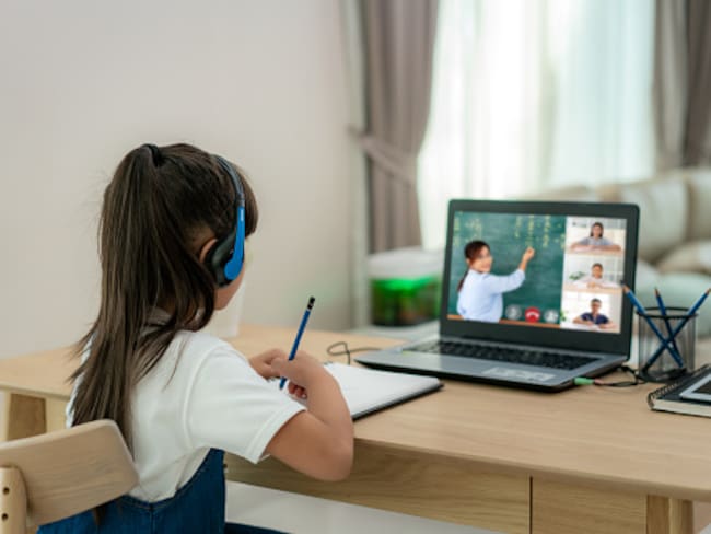 Imagen de referencia niña con computador. Foto: Getty