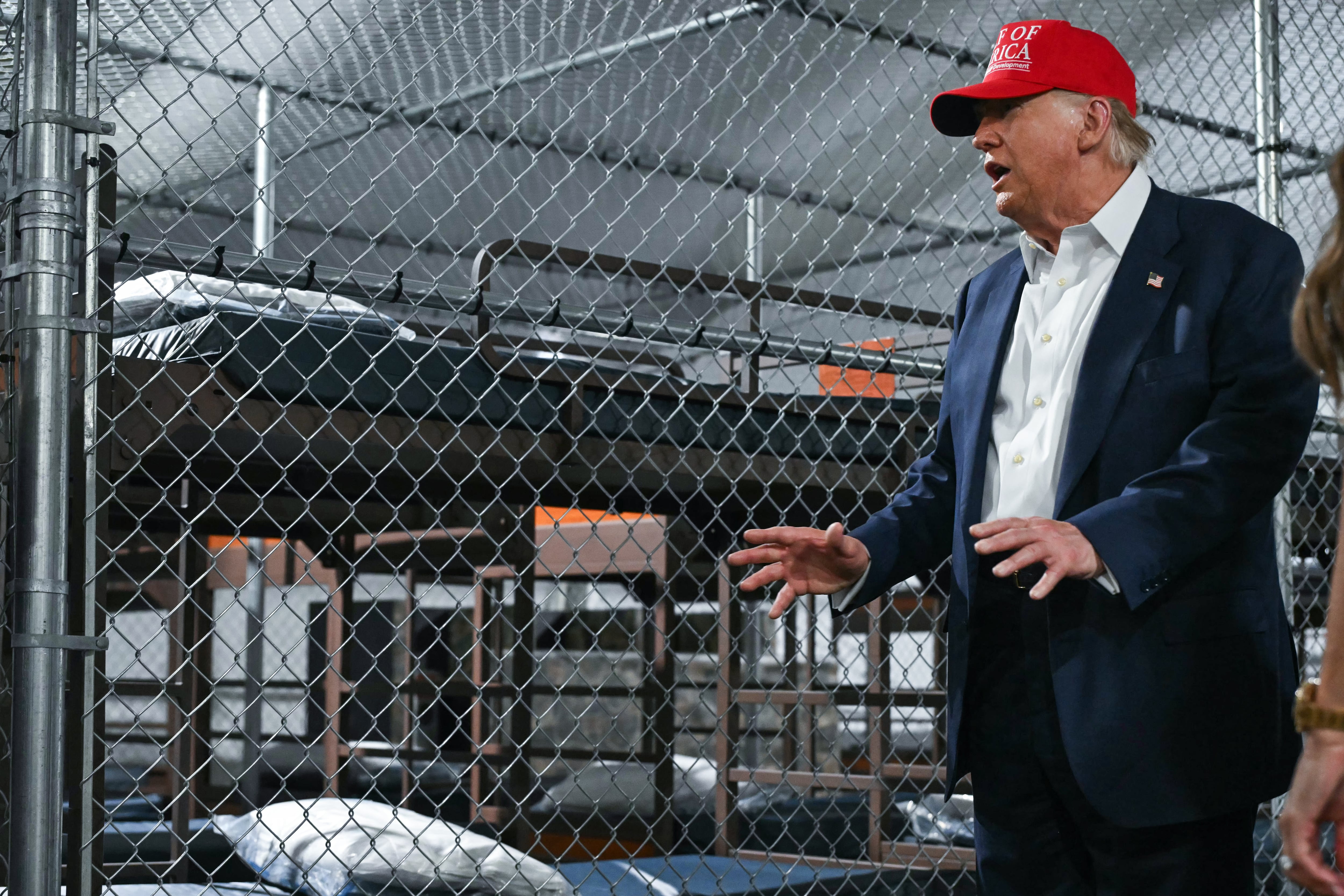 Donald Trump en el nuevo centro de detención Alligator Alcatraz. FOTO: ANDREW CABALLERO-REYNOLDS/AFP via Getty Images