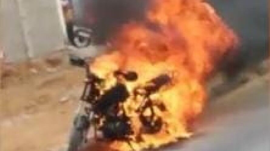 Moto quemada. Foto:Tomada del video.