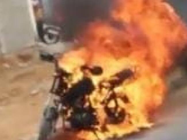 Moto quemada. Foto:Tomada del video.