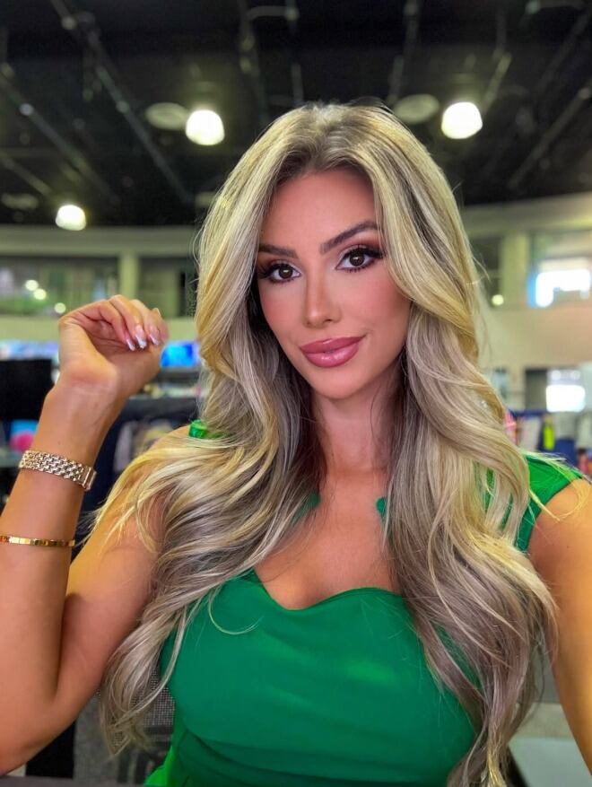 La historia de Sara Cardona, la reportera colombiana que cubre el fútbol americano de la NFL