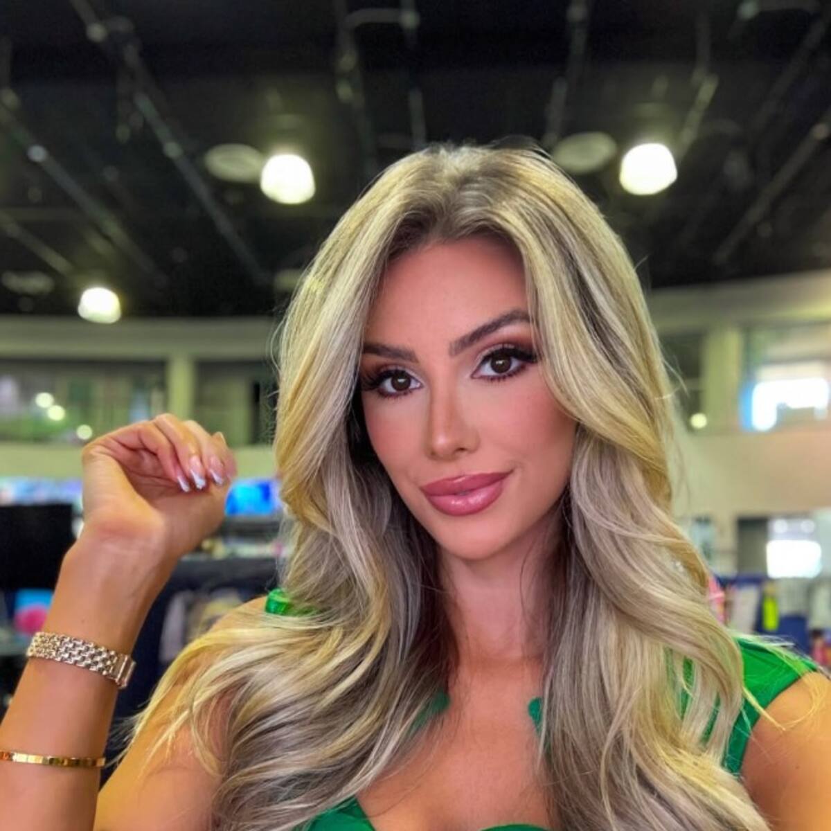 La historia de Sara Cardona, la reportera colombiana que cubre el fútbol americano de la NFL