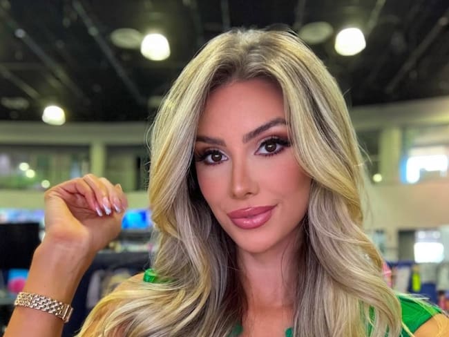 La historia de Sara Cardona, la reportera colombiana que cubre el fútbol americano de la NFL