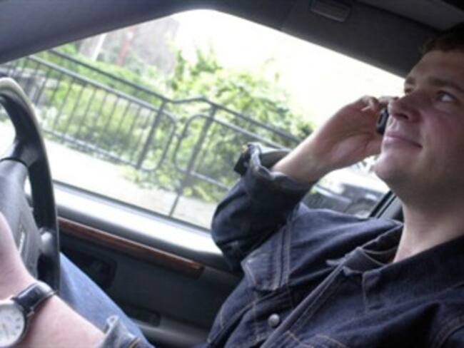 Los estudios indican que es mejor no hablar por celular al conducir. Foto: BBC Mundo
