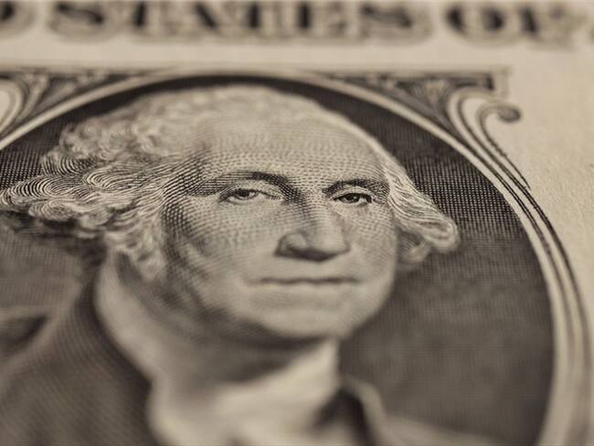 Precio del dólar se mantiene sobre los $3.600 . Foto: Getty Images / OSAKAWAYNE STUDIOS