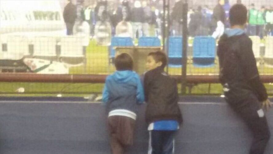 La foto del pequeño Santiago compartiendo sus muletas con su amigo Yamil en la despedida de Diego Milito emocionó a muchos.. Foto: