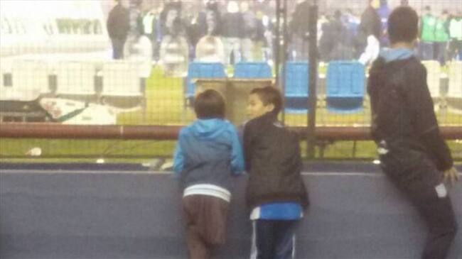 La foto del pequeño Santiago compartiendo sus muletas con su amigo Yamil en la despedida de Diego Milito emocionó a muchos.. Foto: