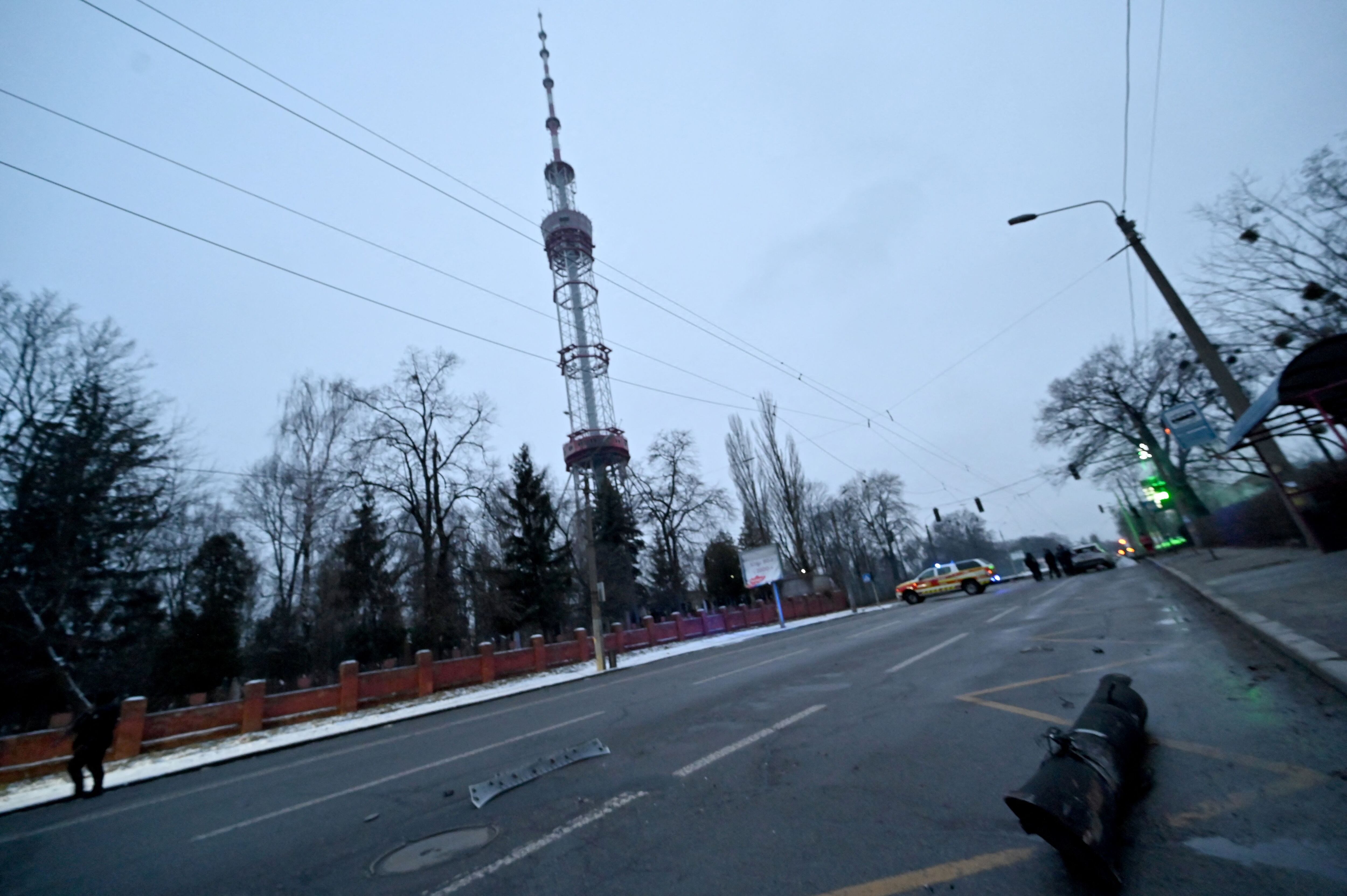Fragmento de misil después de un ataque aéreo que golpeó la principal torre de televisión de Kiev, Ucrania, el 1 de marzo 2022 (Photo by Sergei SUPINSKY / AFP) (Photo by SERGEI SUPINSKY/AFP via Getty Images)