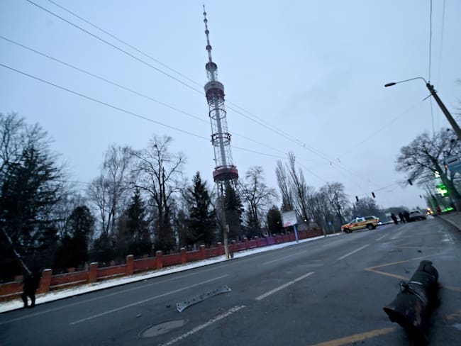 Fragmento de misil después de un ataque aéreo que golpeó la principal torre de televisión de Kiev, Ucrania, el 1 de marzo 2022 (Photo by Sergei SUPINSKY / AFP) (Photo by SERGEI SUPINSKY/AFP via Getty Images)