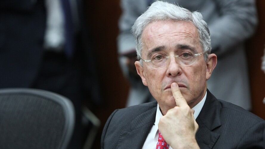 El senador Álvaro Uribe se refirió al proyecto de unificación de periodos de alcaldes y gobernadores con el del presidente de la República. Foto: Colprensa