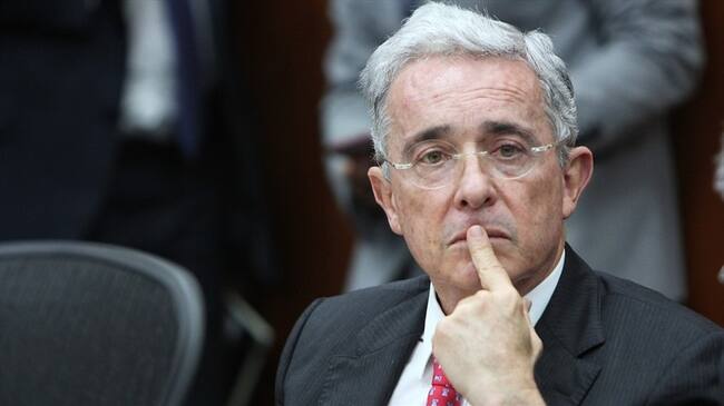 El senador Álvaro Uribe se refirió al proyecto de unificación de periodos de alcaldes y gobernadores con el del presidente de la República. Foto: Colprensa