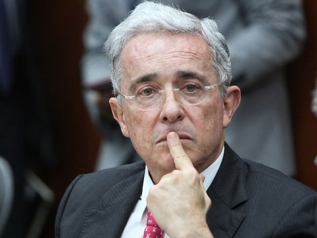 El senador Álvaro Uribe se refirió al proyecto de unificación de periodos de alcaldes y gobernadores con el del presidente de la República. Foto: Colprensa