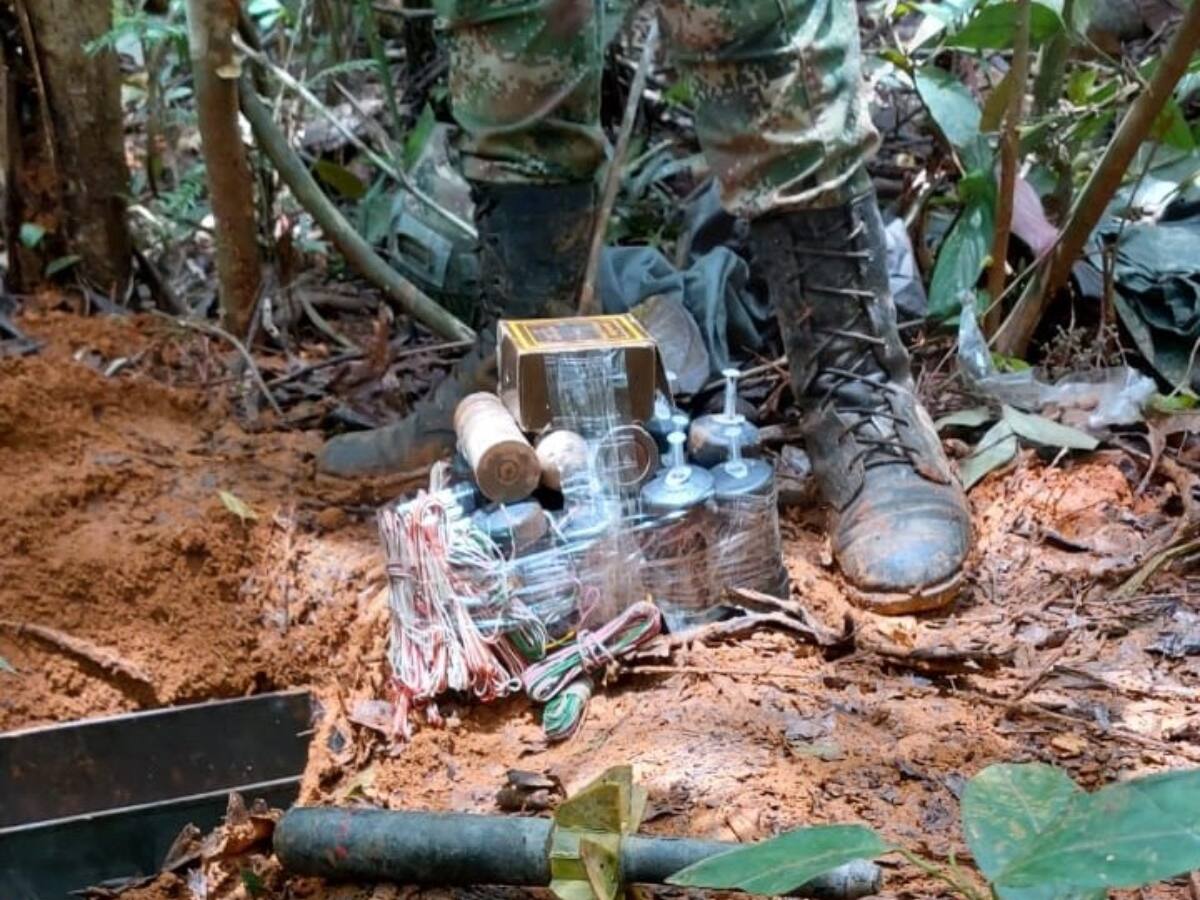Encuentran material de explosivos y uniformes de la policía enterrados en Guaviare
