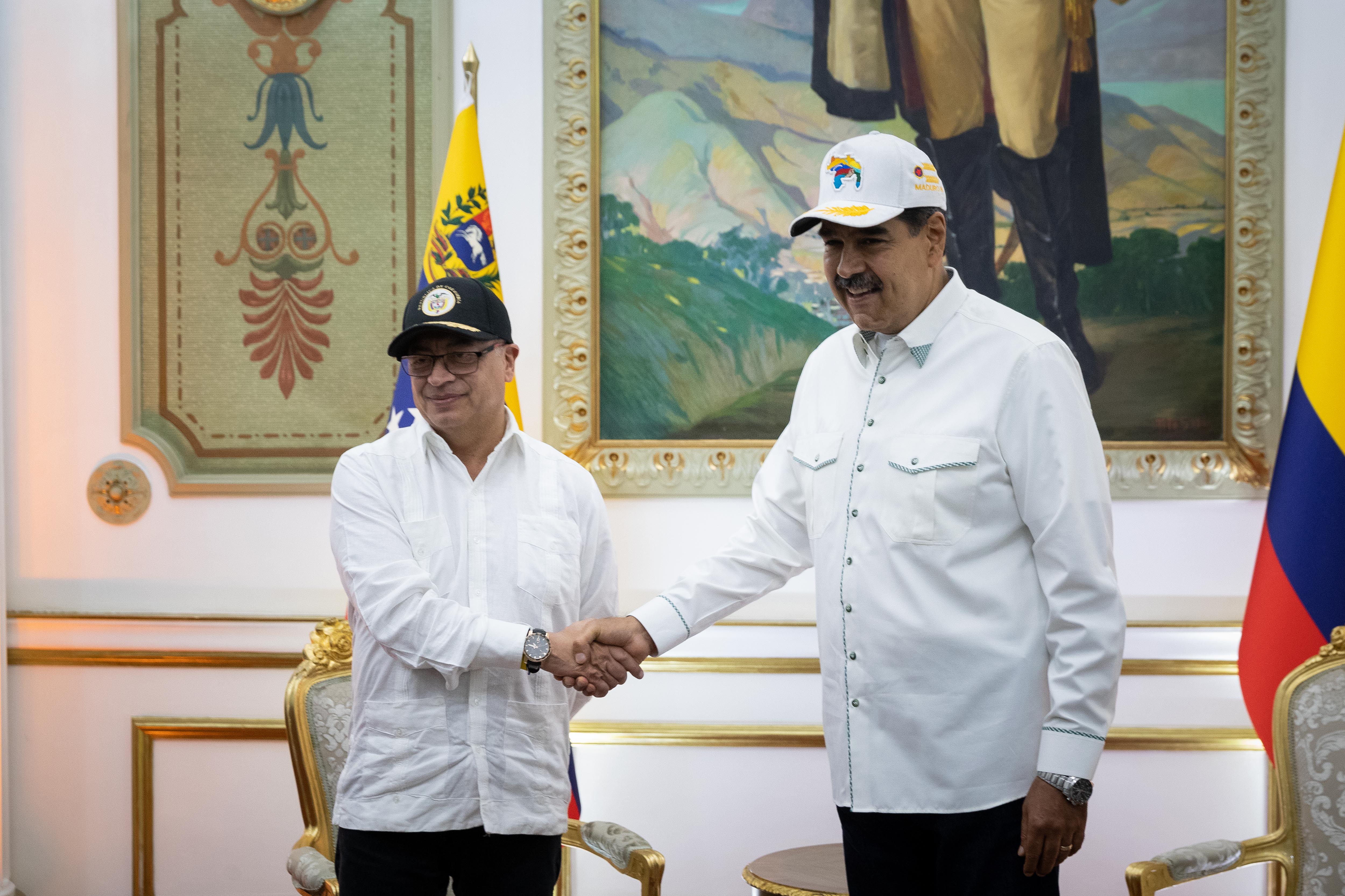 Gustavo Petro y Nicolás Maduro. Foto: EFE/ Rayner Peña R.