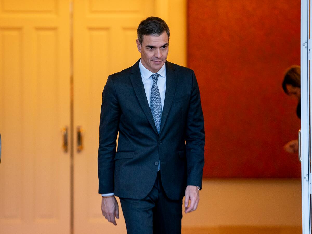 Multan a Pedro Sánchez por “captar votos” en una rueda de prensa en Bruselas antes de elecciones