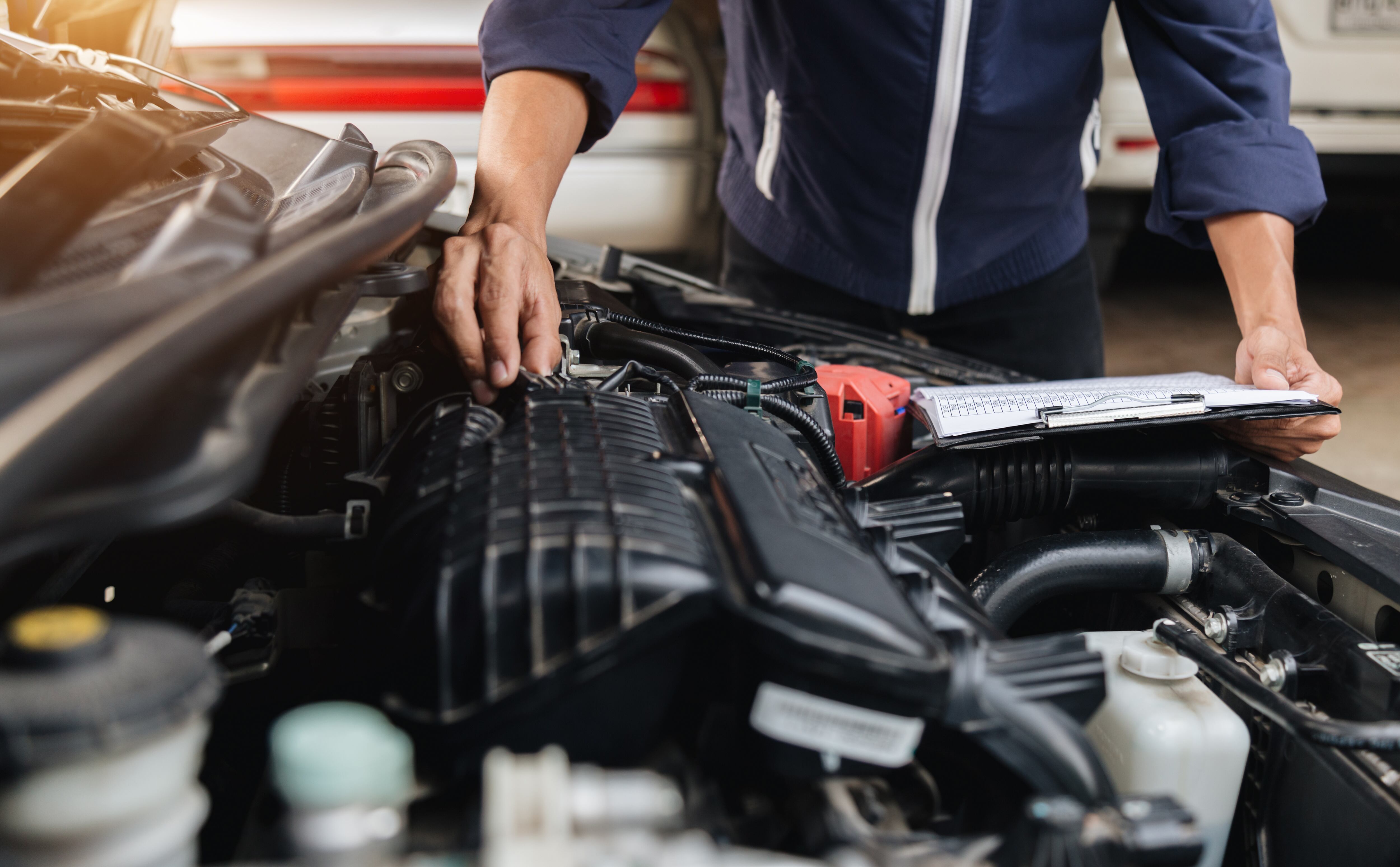 Trabajador de un Centro de Diagnóstico Automotor haciendo la revisión técnico mecánica (Foto vía GettyImages)