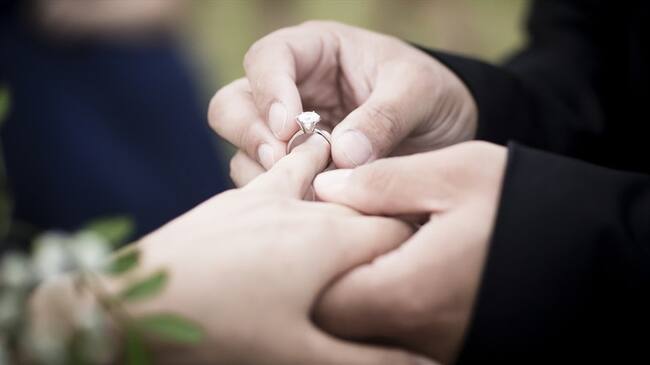 Los trámites notariales como matrimonios, divorcios y firmas de escrituras quedan excentos del pico y cédula en Bogotá. Foto: Getty Images