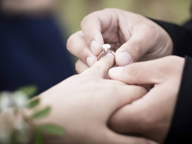 Los trámites notariales como matrimonios, divorcios y firmas de escrituras quedan excentos del pico y cédula en Bogotá. Foto: Getty Images