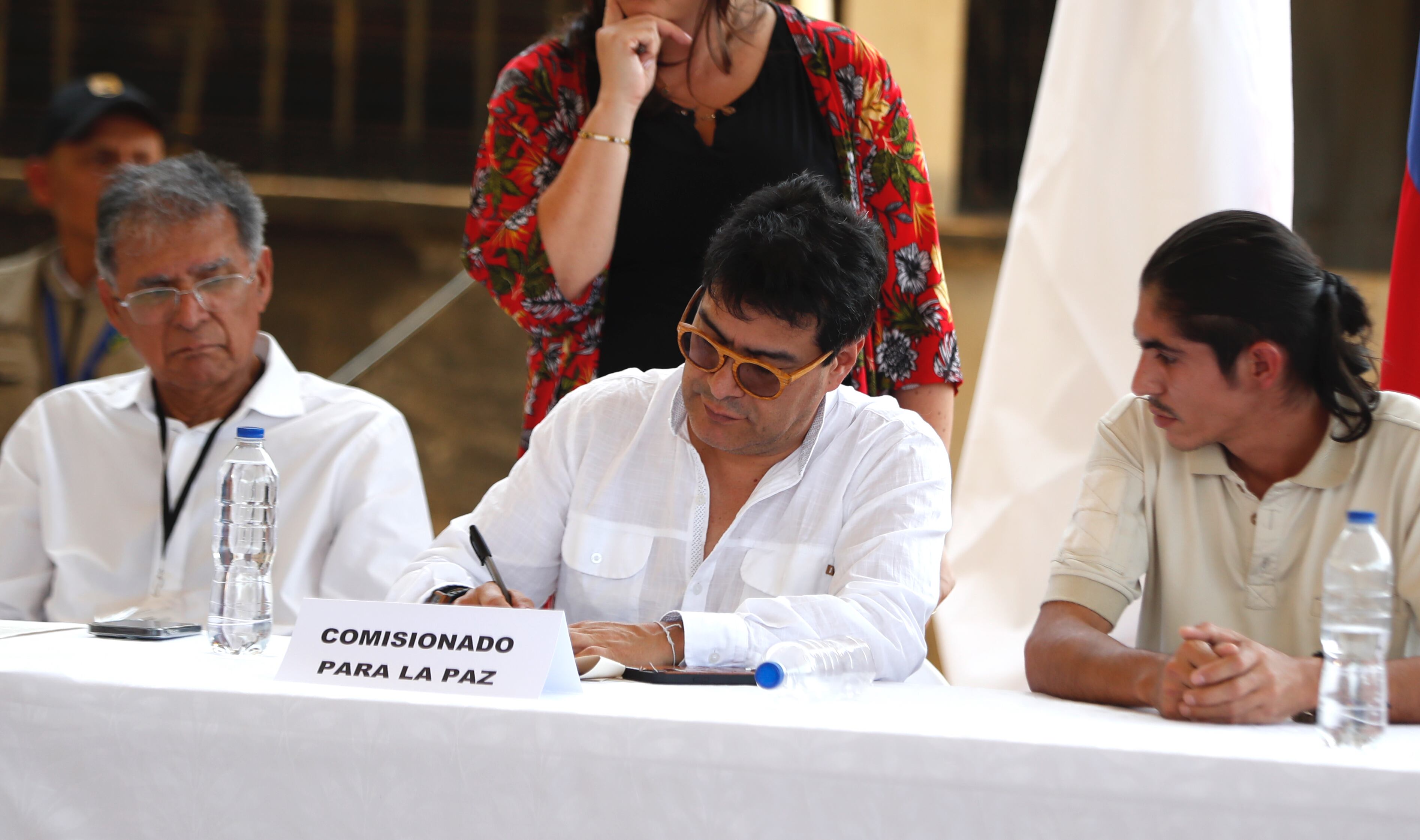 AME862. SUÁREZ (COLOMBIA), 19/09/2023.- El alto comisionado para la paz en Colombia, Danilo Rueda (c), firma un documento durante una mesa de diálogos con las disidencias de las FARC, hoy, en Suárez (Colombia). El Gobierno colombiano y el Estado Mayor Central (EMC), principal disidencia de las ya disueltas FARC, instalarán la mesa de diálogo el próximo 8 de octubre, cuando también arrancará un cese el fuego bilateral que se extenderá por 10 meses. EFE/ Ernesto Guzmán
