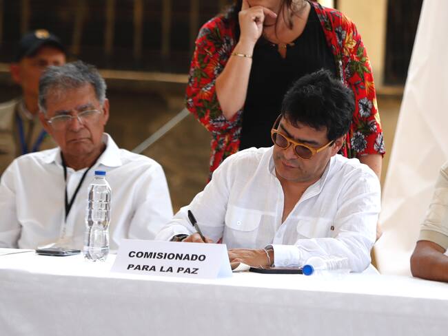 AME862. SUÁREZ (COLOMBIA), 19/09/2023.- El alto comisionado para la paz en Colombia, Danilo Rueda (c), firma un documento durante una mesa de diálogos con las disidencias de las FARC, hoy, en Suárez (Colombia). El Gobierno colombiano y el Estado Mayor Central (EMC), principal disidencia de las ya disueltas FARC, instalarán la mesa de diálogo el próximo 8 de octubre, cuando también arrancará un cese el fuego bilateral que se extenderá por 10 meses. EFE/ Ernesto Guzmán
