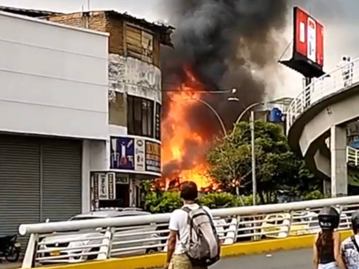 Incendio en predio de invasión consumió viviendas de familias venezolanas en Cali