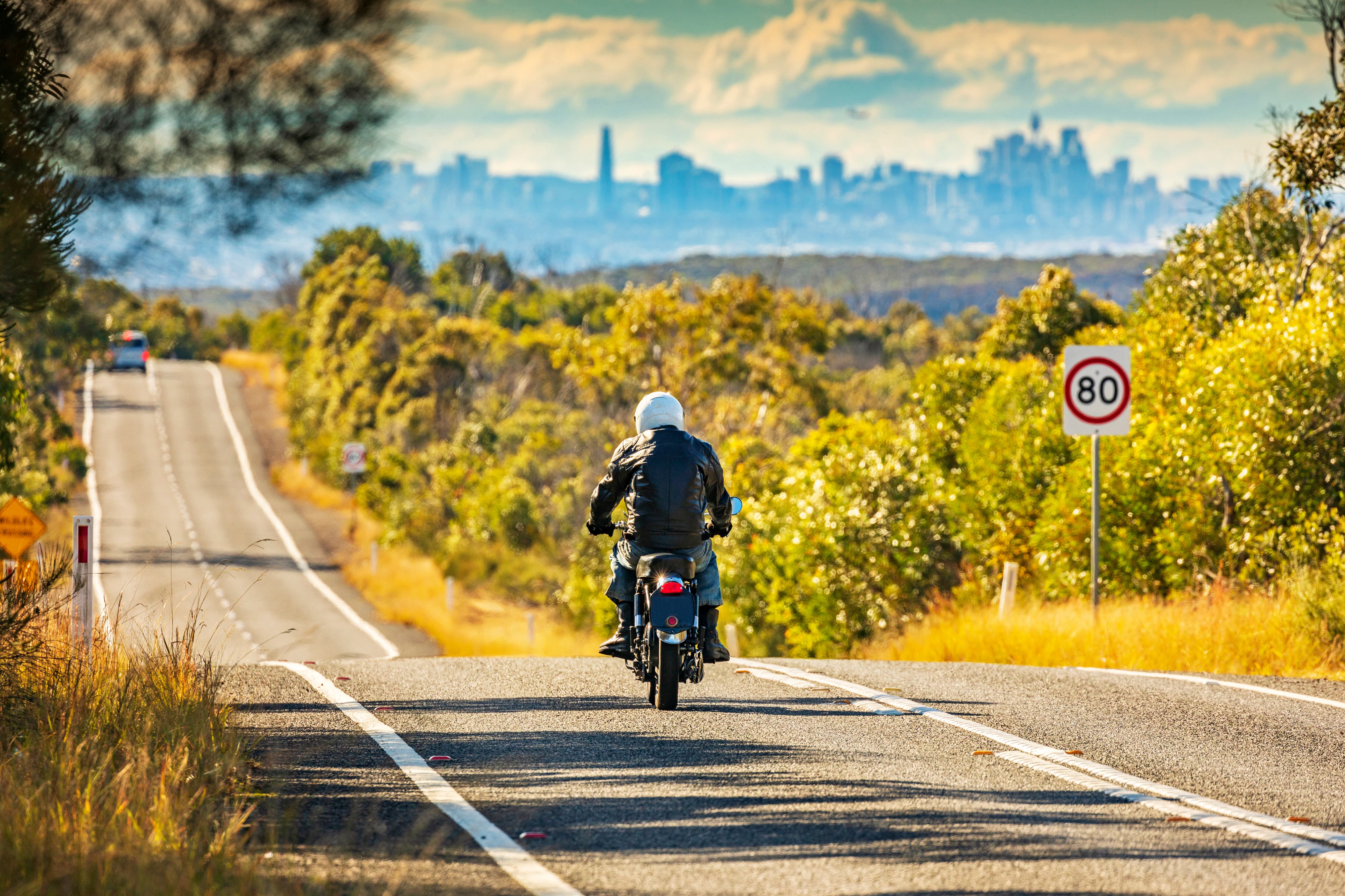 Motociclista conduciendo por carretera próximo a subir una cuesta / Foto: GettyImages