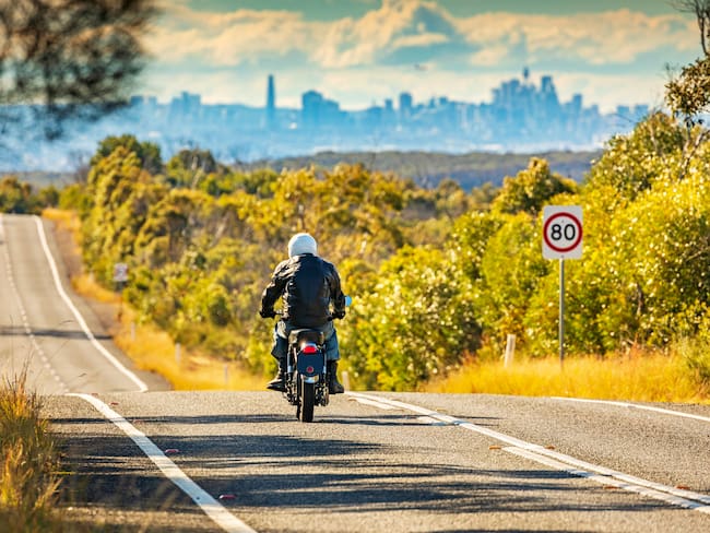 Motociclista conduciendo por carretera próximo a subir una cuesta / Foto: GettyImages
