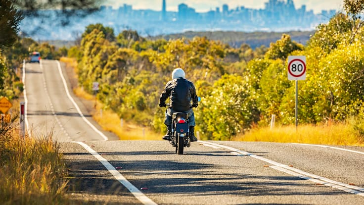 Motociclista conduciendo por carretera próximo a subir una cuesta / Foto: GettyImages