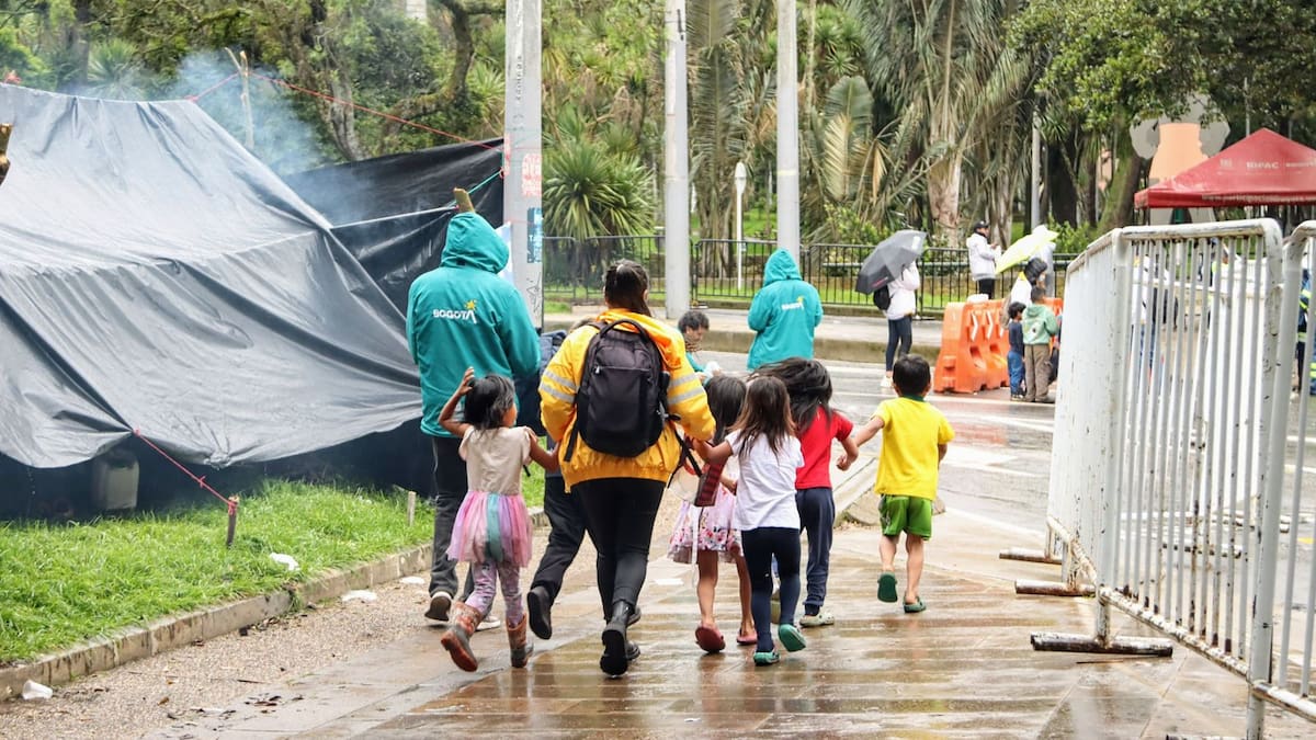 Líder de Emberá impide que niños indígenas vayan a estudiar: presiona al Distrito por terminar contrato