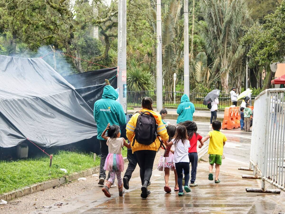 Líder de Emberá impide que niños indígenas vayan a estudiar: presiona al Distrito por terminar contrato