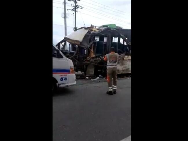 Un muerto y varios heridos deja fuerte accidente de tránsito en la vía Candelaria. Foto: Captura de video