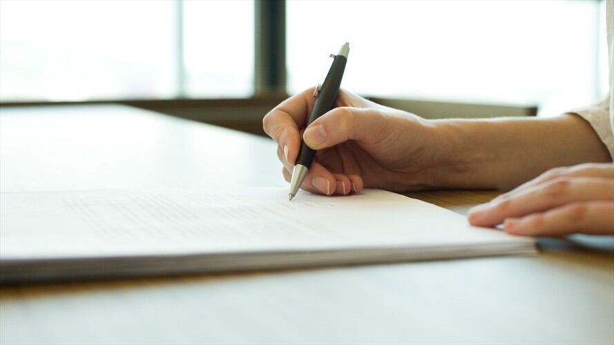 Foto de referencia de un contrato. Foto: Getty Images