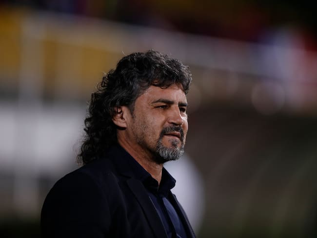 Leonel Álvarez, de 56 años, es el nuevo director técnico de Águilas Doradas