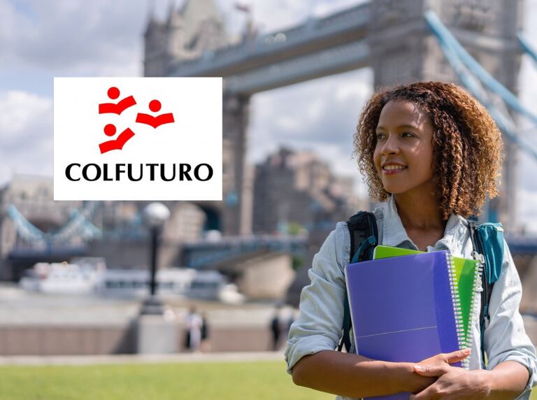 Mujer joven estudiando en Reino Unido con beca / Colfuturo (Getty Images)