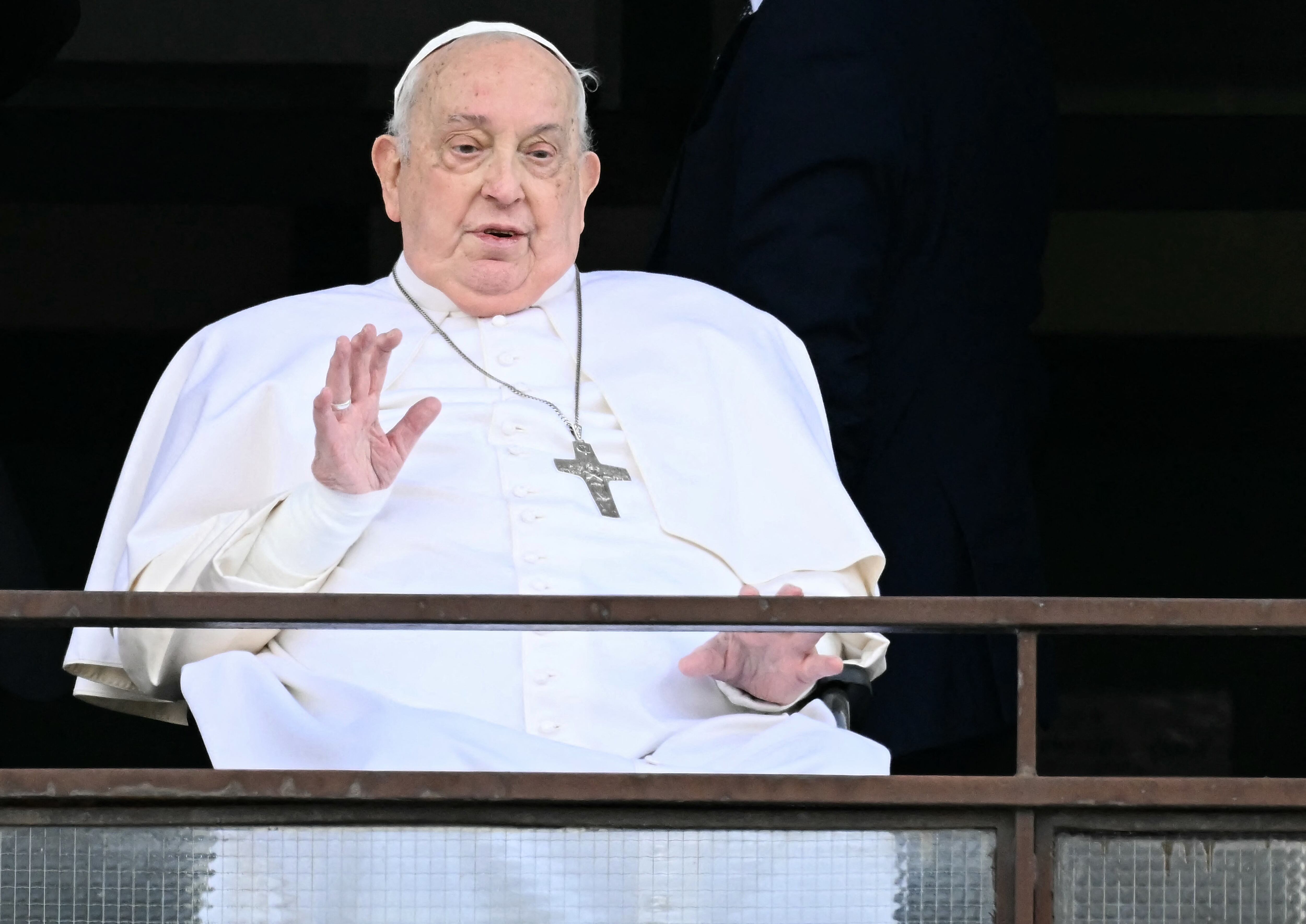 El papa Francisco saluda desde el hospital Gemelli del que fue dado de alto. FOTO: FILIPPO MONTEFORTE/AFP via Getty Images
