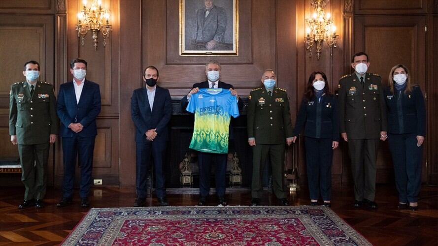 El presidente Iván Duque participó en la entrega de la camiseta oficial de la carrera de la Policía Nacional, que se realizará entre el 15 y 30 de noviembre. Foto: Presidencia de la República