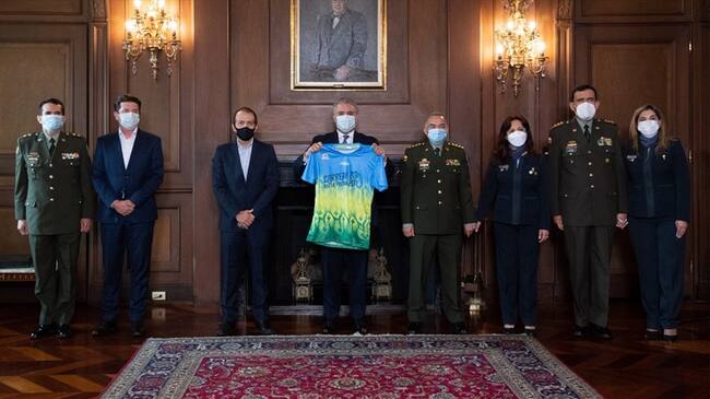 El presidente Iván Duque participó en la entrega de la camiseta oficial de la carrera de la Policía Nacional, que se realizará entre el 15 y 30 de noviembre. Foto: Presidencia de la República