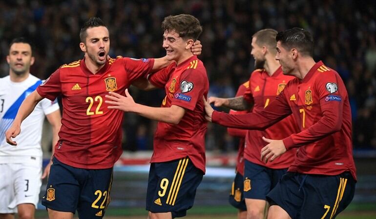 Pablo Sarabia celebrando el gol de pena máxima ante Grecia. Foto: ARIS MESSINIS/AFP via Getty Images