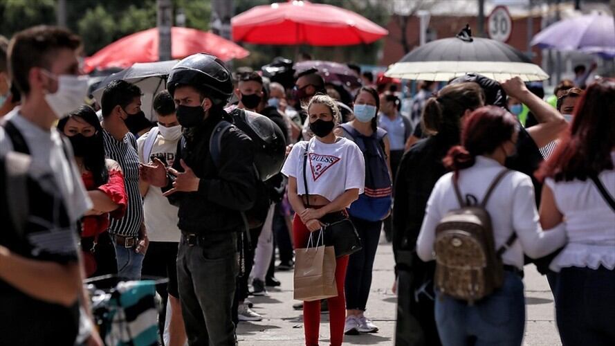 Comerciantes y Gobierno firman compromiso de medidas de bioseguridad para los Días sin IVA . Foto: Colprensa